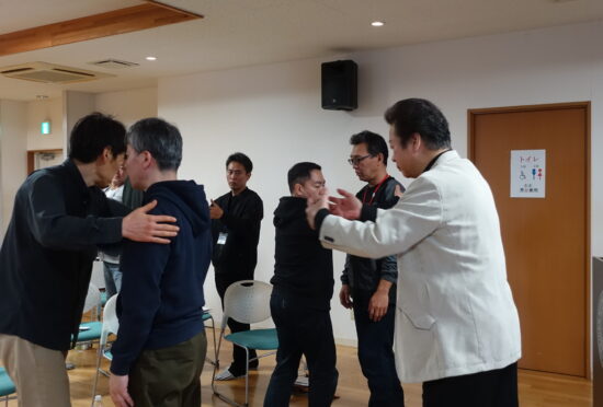 妙見活法整体セミナーで学ぶ参加者