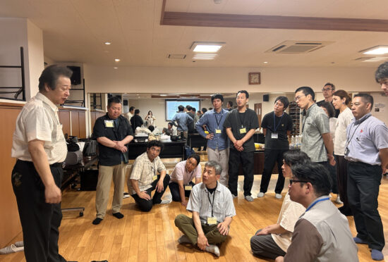 妙見活法整体セミナーで学ぶ参加者
