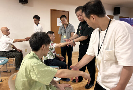妙見活法整体セミナーで細やかな指導を受ける