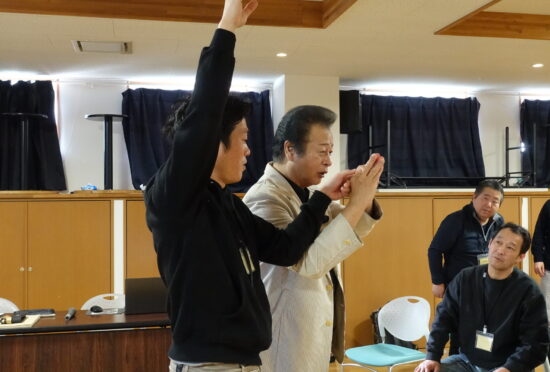 正伝妙見活法協会のセミナーで特殊整体法を学ぶ参加者